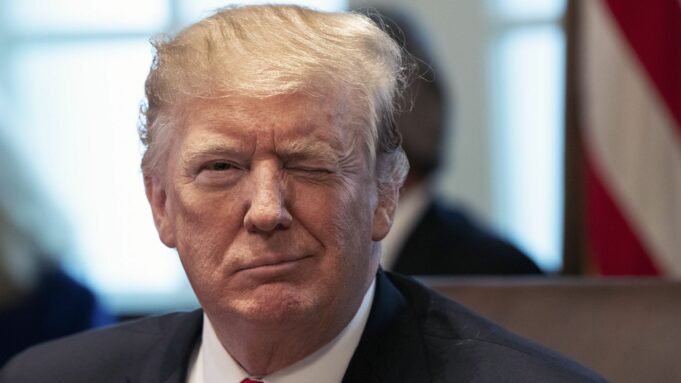 Společnost Apple byla předvolána při vyšetřování úniků utajovaných informací v počátcích Trumpovy administrativy