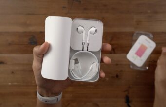 Apple snížil cenu EarPods a 20W adaptéru