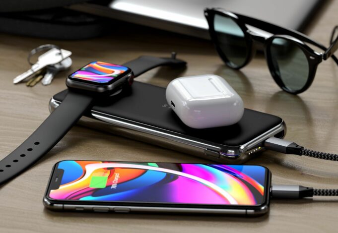 Satechi představil bezdrátovou podložku Quatro Wireless Power Bank pro iPhone a Apple Watch