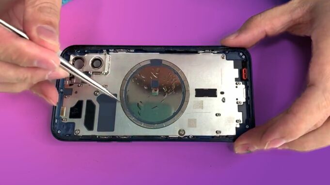 Co odhalil první teardown iPhone 12?