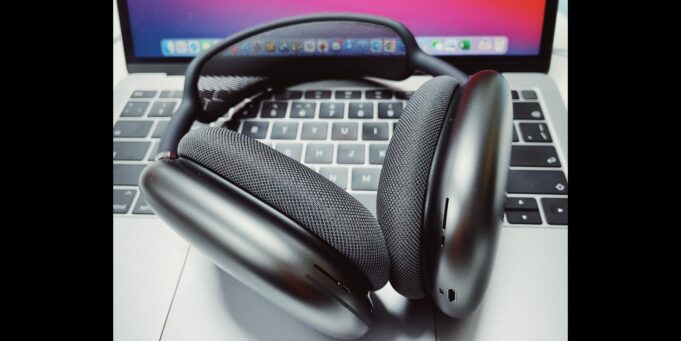 První uživatelé již obdrželi sluchátka AirPods Max, jak reálně vypadají?