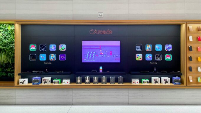 Postavy z her z Apple Arcade se objevují na velkých obrazovkách v Apple Store po celém světě