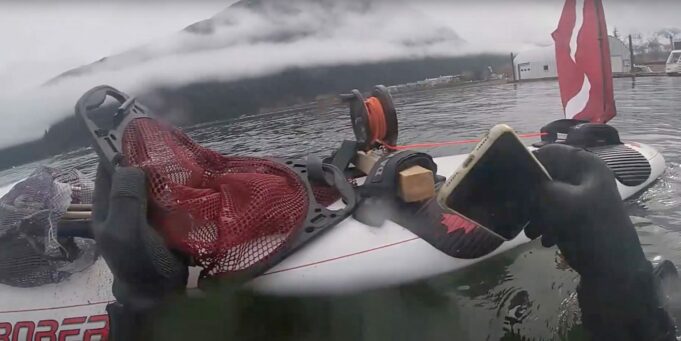 iPhone 11 vydržel téměř šest měsíců na dně jezera, než ho našli potápěči