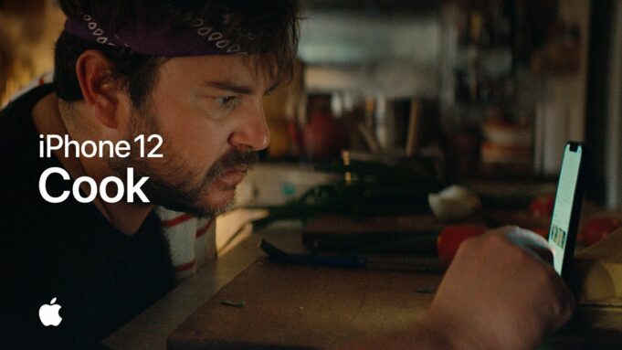 Apple zveřejnil novou reklamu, která propaguje odolnost a voděodolnost iPhonu 12