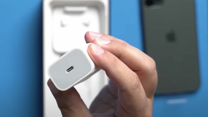 Apple dostal pokutu téměř 2 miliony dolarů kvůli tomu, že balení iPhonů neobsahuje nabíječku