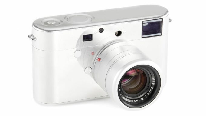Prototyp fotoaparátu Leica, který navrhli Jony Ive a Marc Newson, se bude dražit v červnu