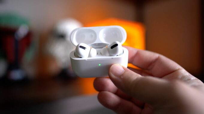 V systémech iOS 15 a iPadOS 15 budou AirPods přiřazeny k Apple ID uživatele