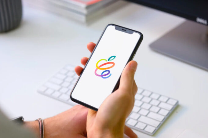 Stáhněte si pozadí s logem jarní keynote „Spring Loaded“