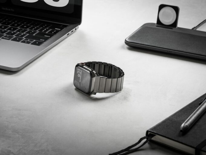 Nomad představil nové verze svých titanových a ocelových řemínků pro Apple Watch
