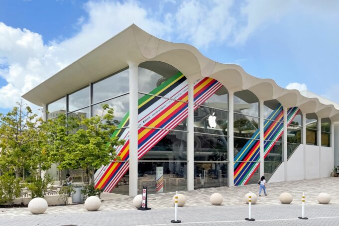Apple vyzdobil některé ze svých Apple Store po celém světě řadou barevných pruhů