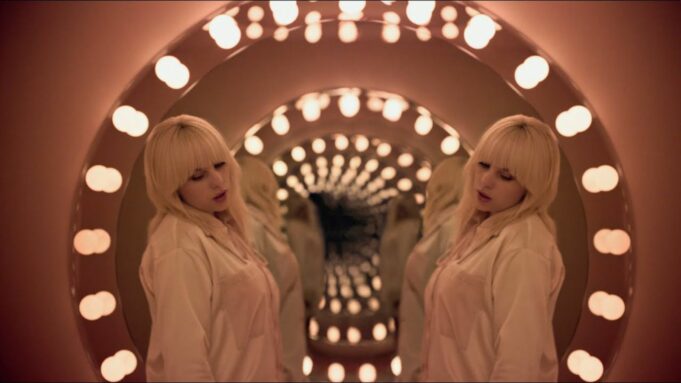 Apple vytvořil s Billie Ellish krátký film, ve kterém propaguje funkci Spatial Audio na Apple Music