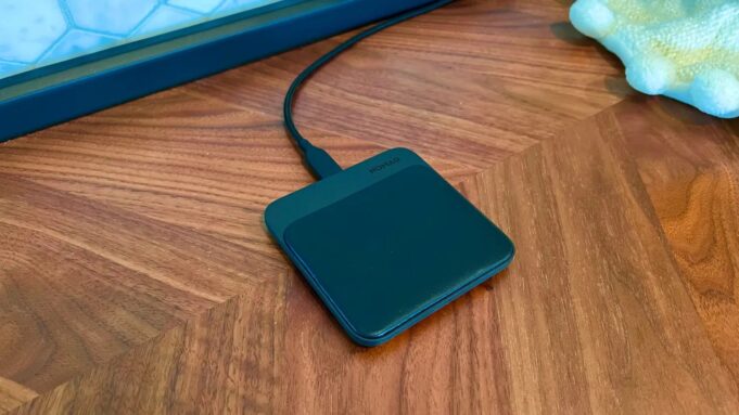Base Station Mini je elegantní nabíječka kompatibilní s MagSafe pro iPhone