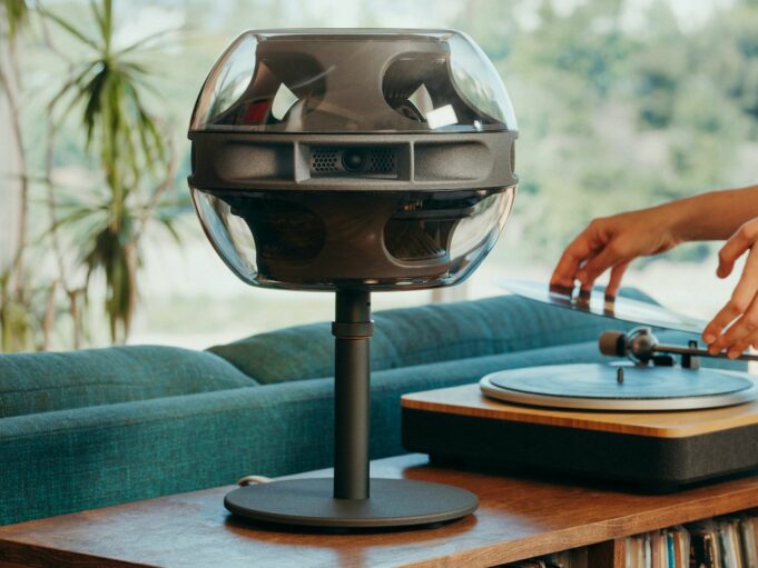 Bývalý designér společnosti Apple Christopher Stringer představil nový reproduktor s podporou AirPlay 2