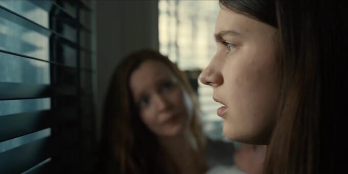 Apple zveřejnil upoutávku na třetí řadu psychologického seriálu Servant