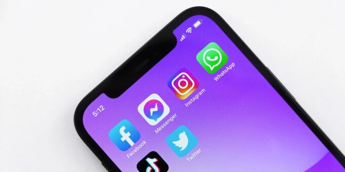 Twitter provedl úpravy v aplikaci pro iOS, aby zabránil mizení tweetů během čtení