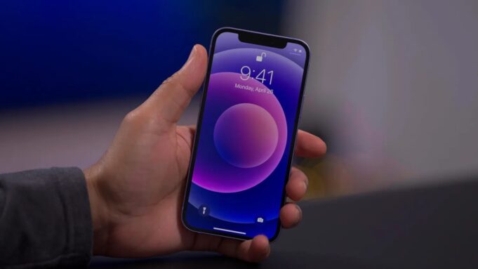 Jak zkontrolovat, zda máte nárok na bezplatnou opravu iPhone 12 a iPhone 12 Pro