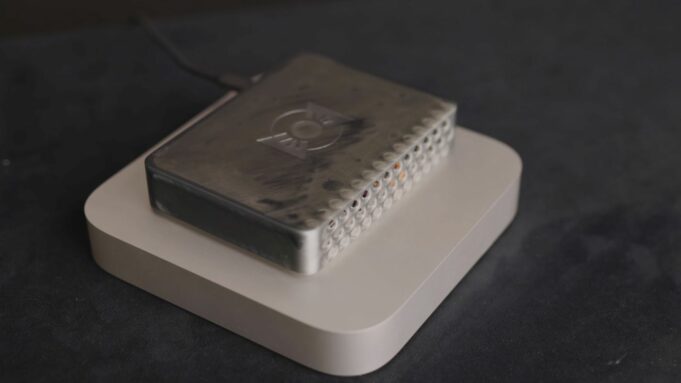 YouTuber Quinn Nelson úspěšně zmenšil Mac mini s M1 o 78 % a přidal MagSafe