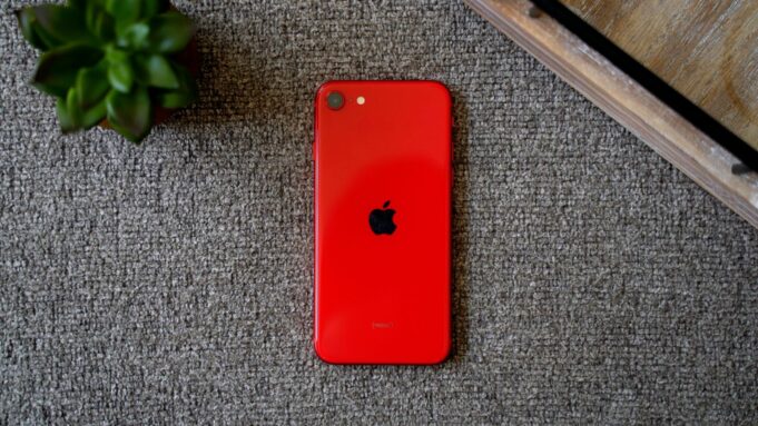 40 procent uživatelů, kteří vlastní iPhone, hodlá koupit iPhone SE třetí generace