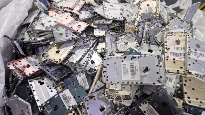 Nové video nabízí pohled na každý krok, který robot Daisy podnikne k pečlivému rozebrání iPhonu