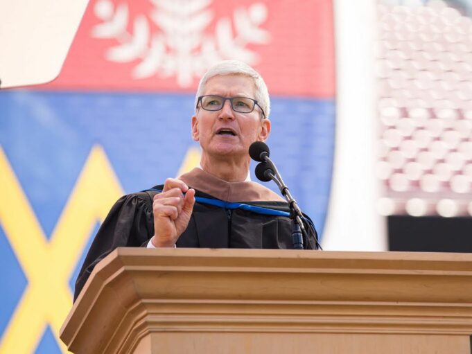Tim Cook dnes pronáší zahajovací projev na Gallaudetově univerzitě