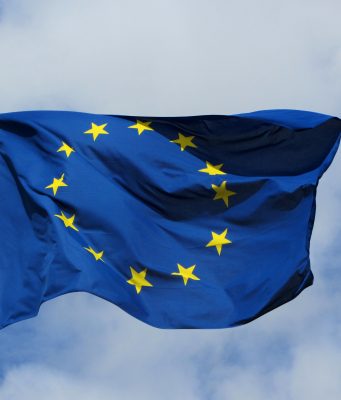Trump slibuje zrušení pokut EU proti Applu a dalším technologickým společnostem