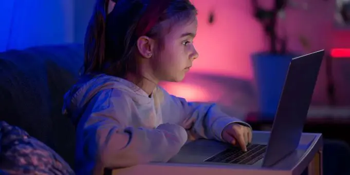 Aplikace pro učení na dálku odesílají data dětí a informace o jejich chování inzerentům