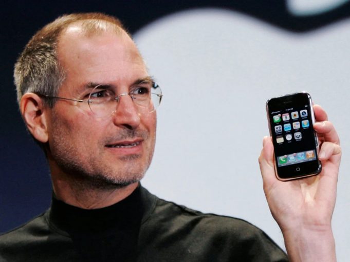 Dnes je to 17. let, kdy Steve Jobs představil první iPhone, tyto základní funkce tehdy neměl