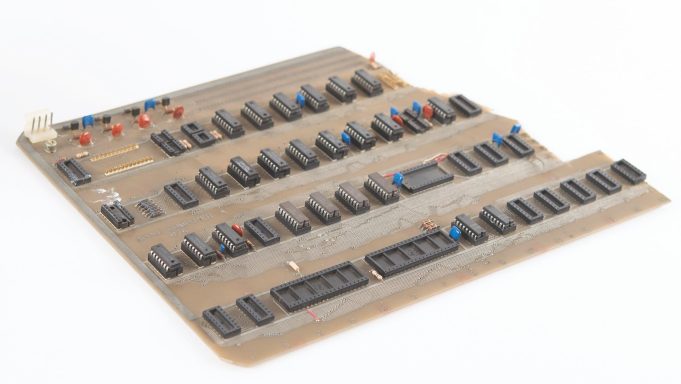 Prototyp počítače Apple-1 „Apple Computer A“, který vlastnil Steve Jobs, je v aukci