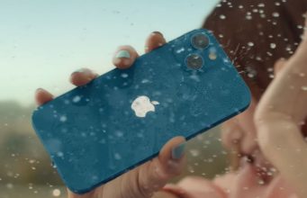 Apple sdílel dvě reklamy na iPhone 13, které zdůrazňují odolnost zařízení proti stříkající vodě