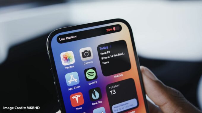 Na iPhonech s Dynamic Island se nyní zobrazuje černé pozadí, když se používá funkce Dosah