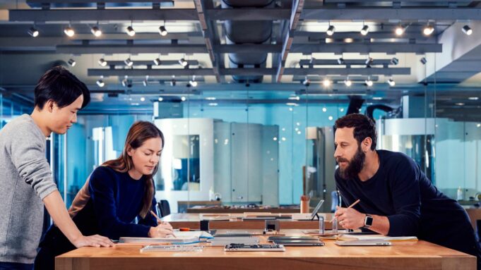 Mnoho z designérů Apple přešlo do firmy LoveFrom, kterou založil Ive poté, co odešel z Apple