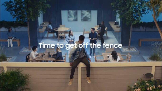 Samsung vydal novou reklamu „On the Fence“, ve které opět zesměšňuje Apple