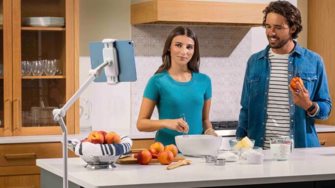 Společnost Twelve South představila nový stojan pro iPad – HoverBar Tower