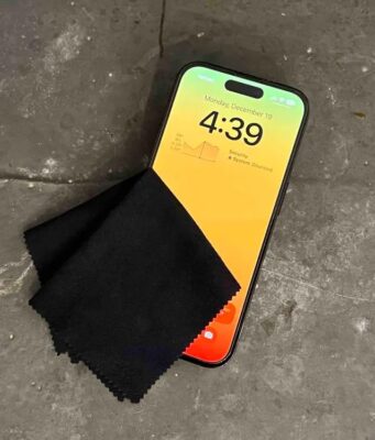 Návod – Co dělat a co nedělat při čištění špinavého iPhonu (a proč byste si z toho měli vytvořit zvyk)