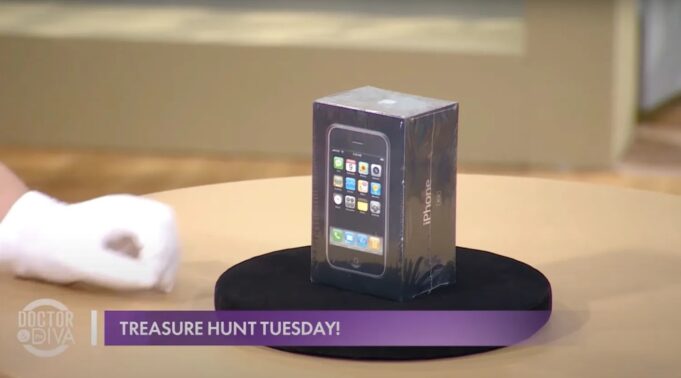 V aukci se objevil neotevřený originální iPhone