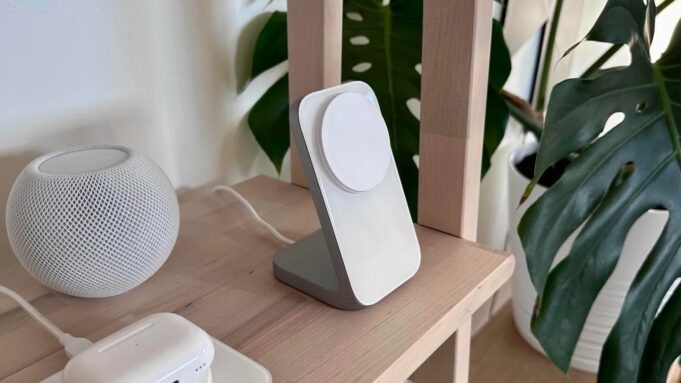 Nomad představil svou nejnovější nabíječku MagSafe pro iPhone: Stand One