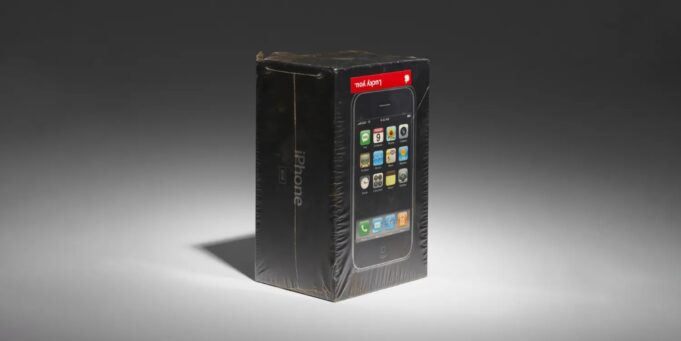 Další zapečetěný originální iPhone se bude dražit, překonat by mohl rekord