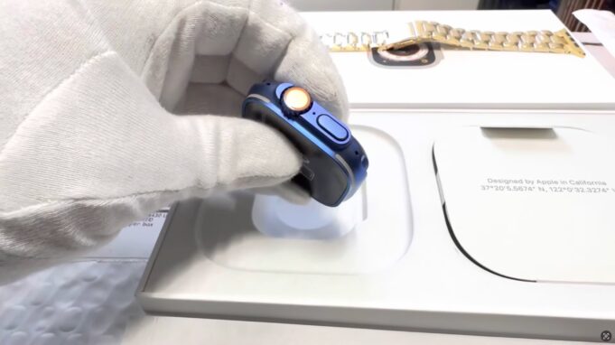 Klenotník De Billas Lux vytvořil vlastní model Apple Watch Ultra s eloxovaným modrým titanovým pouzdrem