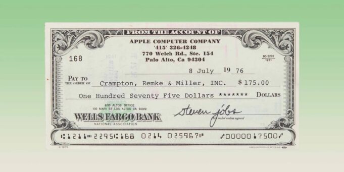 Šek podepsaný Stevem Jobsem se prodal za 106 985 dolarů