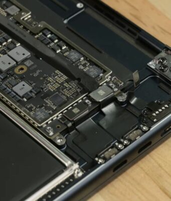 iFixit sdílel teardown 15palcového MacBooku Air, jak toto zařízení vypadá uvnitř?