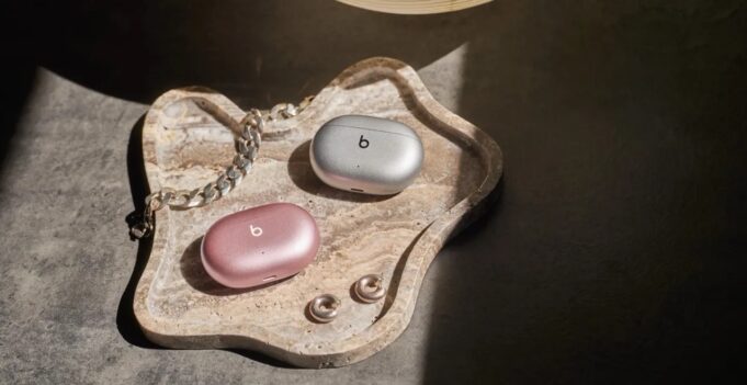 Apple vydal nový firmware pro sluchátka Beats Studio Buds+