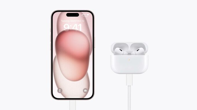 Nyní můžete použít některý z modelů iPhone 15 k přímému nabíjení AirPods nebo Apple Watch