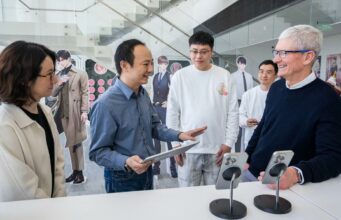 Tim Cook cestuje po čínském Šanghaji, kde se setká se zaměstnanci maloobchodu, dodavateli, vývojáři a dalšími