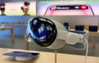 Tim Cook věří v budoucnost Vision Pro, přestože se zařízení zatím neprodává podle očekávání