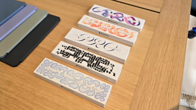 Apple vytvořil těchto pět různých designů pro balení Apple Pencil Pro, při nákupu je dostanete náhodně