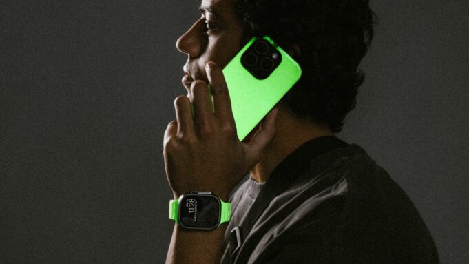 Nomad představil novou edici pouzder Glow pro iPhone a řemínků pro Apple Watch