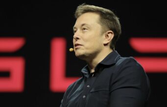 Elon Musk pohrozil, že zakáže používání iPhonů ve svých společnostech
