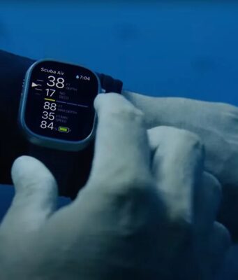 Muž použil Apple Watch k volání na tísňovou linku poté, co ho smetla voda v Austrálii