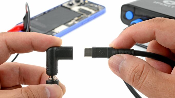 iFixit vydal nový nástroj pro vyjmutí baterie v modelech iPhone 16 a iPhone 16 Plus