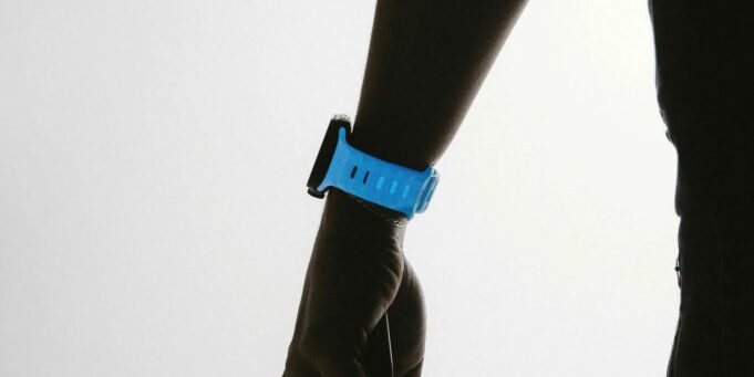 Společnost Nomad představila novou limitovanou edicí řemínku Blue Sport Band pro Apple Watch